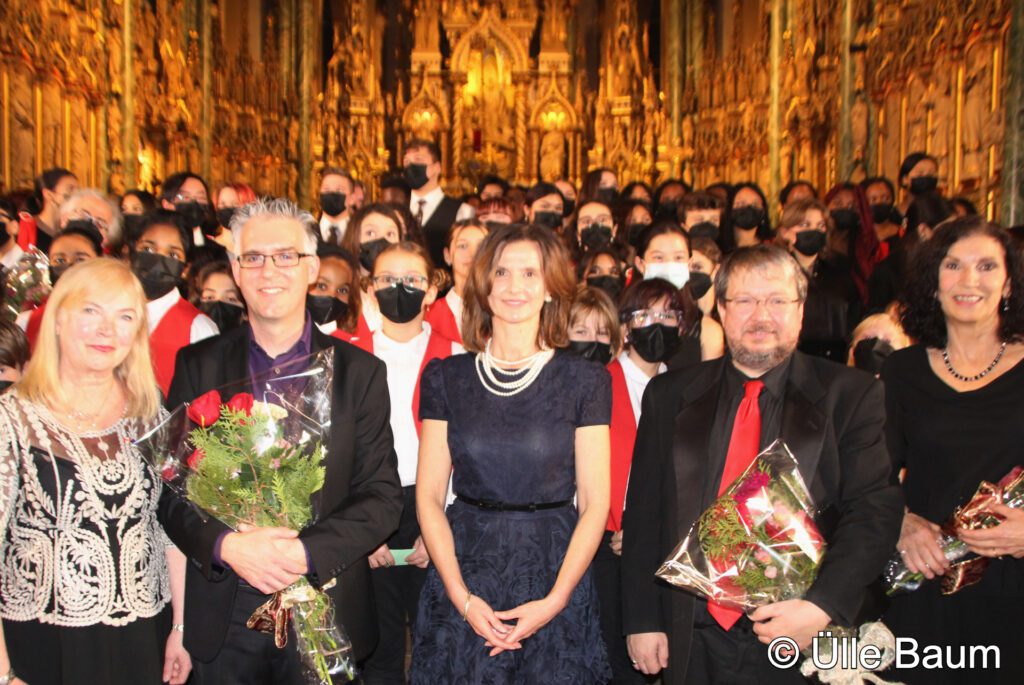Ottawas toimus 2. detsembril Notre-Dame Cathedral Basilica kirikusaalis iga-aastane 15. Euroopa Liidu jõulukontsert, millest võttis osa ligi 1200 inimest. Pärast edukat kontserti (vas.): Ülle Baum, üks kontserdi peakorraldajatest, kes on EL jõulukontserti korraldanud 15 a. järjest; Timothy Piper, Euroopa Liidu 2022.a. jõulukontserdi kunstiline juht, dirigent, helilooja ja orelimängija; Dr. Melita Gabrič, Euroopa Liidu suursaadik Kanadas; Kurt Ala-Kantti, Ottawa Children's Choir dirigent ja Carla MacGregor, Ottawa Catholic School Board Chamber Choir dirigent. Foto: Erakogust
