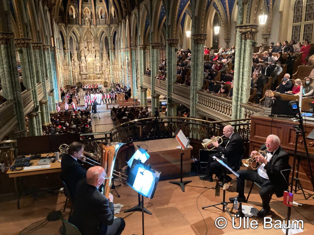 15. EL jõulukontsedil Kanada pealinnas esines neli koori kokku ligi 200 koorilauljaga, puhkpilliansambel ,,Four Seasons Brass Ensemble“ ja Ukraina päritoluga külalissolist  Solomia Chabursky. Ottawa kesklinna Notre-Dame Cathedral Basilica kirikusaali täitis reede, 2. detsembri õhtul ligi 1200 inimest. Poolteist tundi kestnud kontsert lõppes suure aplausiga. Foto: © Ülle Baum