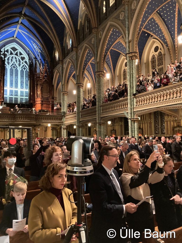 15. Euroopa Liidu jõulukontsert Ottawas lõppes traditsiooniliselt Austria helilooja Franz Gruber'i jõululauluga ,,Püha öö“, mida laulsid kõik koorid koos publikuga püsti seistes. Ühendkoore juhatas Kurt Ala-Kantti ja orelil saatis kontserdi kunstiline juht Timothy Piper. Kontserdil viibisid paljude riikide suursaadikud, nende hulgas ka Eesti suursaadik Kanadas Margus Rava koos perega Foto: © Ülle Baum