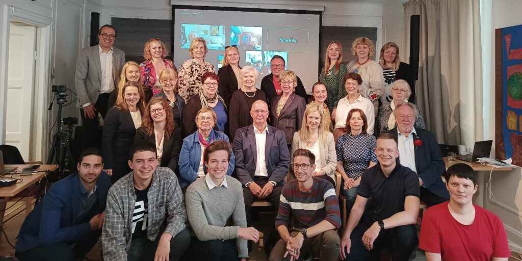 Ühisfoto ÜEKNi täiskogul Stockholmis. Josh Gold, Tauri Hütt, Sirle Sööt, Evelin Tamm, Marju Rink-Abel, Aho Rebas, Merike barborak, Iivi Zajedova, Juho Looveer, Taave Sööt Vahermägi, Aili Salve, Ilona Kolberg, Kristi Allpere, Reet Sehr, Nora Sööt, Liia Urman, Maie Kisis-Vainumäe, Marcus Kolga, Kairi Hemingway ja külalised.