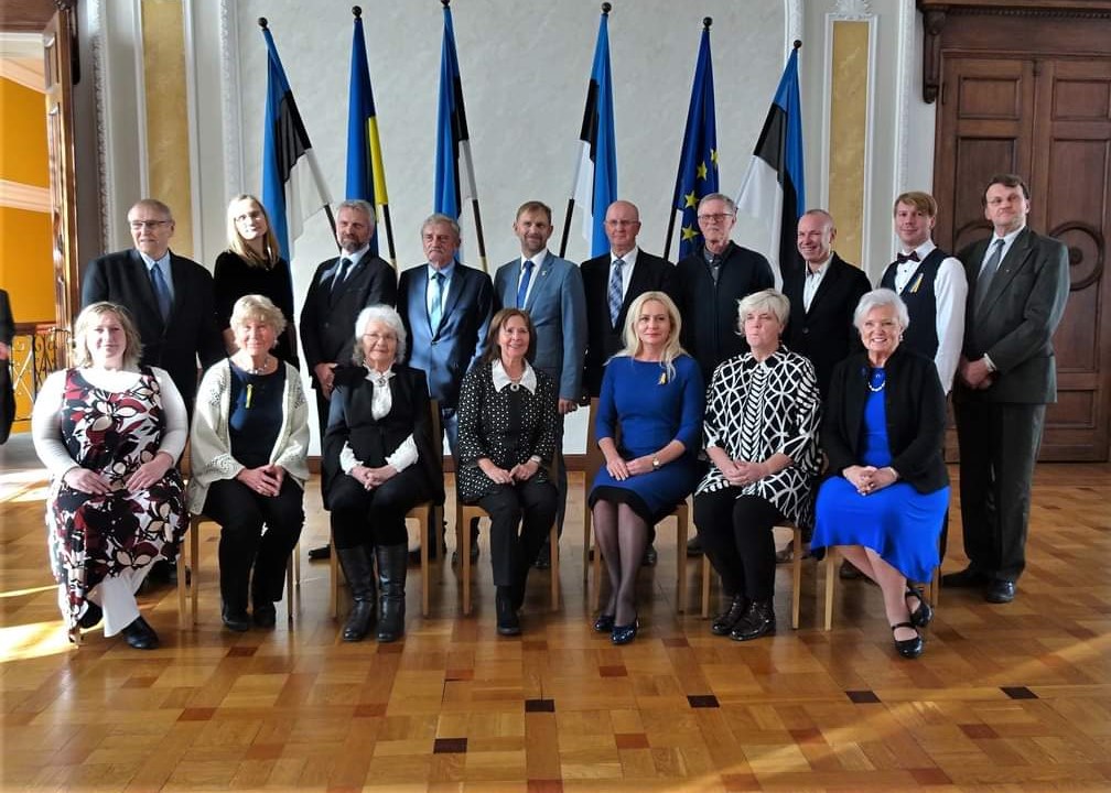 ÜEKNi Suurpõgenemise konverentsi tegelased Riigikogu valges saalis septembris 2022: Jaak Rakfeldt, Tarmo Kruusimäe, Aho Rebas, Enn Hallik, Evelin Sennett, Mari-Ann Kelam, Elin Toona, Iivi Zajedova, Riina Solman, Kristi Allpere jt.