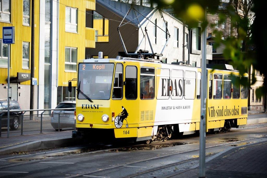 Edasi kirjades tramm Tallinnas liinil #2, 2021. Foto: Jaanika Jalast