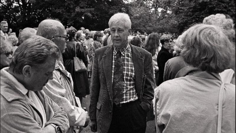 Rahvarinde üritus Südamelaul Lauluväljaku laval. Rein Taagepera kõneleb rahvaga, 1992. (Foto: Erik Prozes)