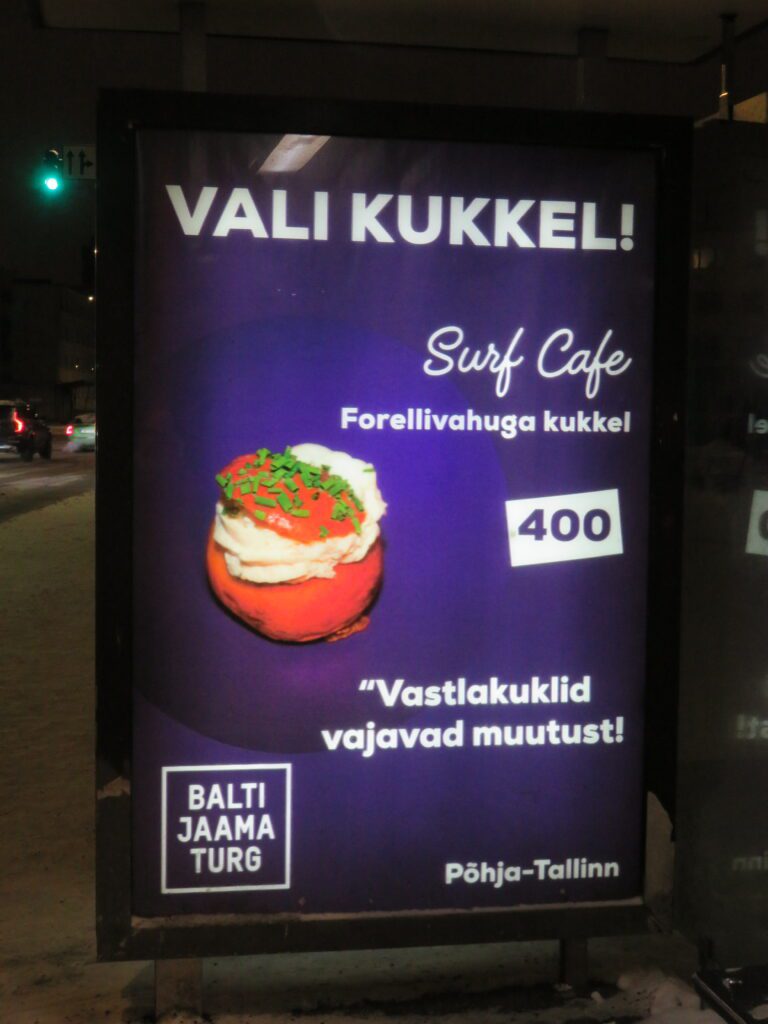 Üks kohvik, Balti jaama turul asuv ,,Surfcafe“ ja tema pagarid tegid oma kuklist 5. märtsil toimuvate Riigikogu valimiste avalike reklaamide eeskujul valimiskandidaadi. ,,Vali kukkel! Vastlakuklid vajavad muutust!“ Antud kandidaat pakub kukli sisuks traditsioonilise vahukoore asemel ebatavalist FORELLIvahtu (trout mousse). Kandidaadinumbriks on pandud 400 ning seda numbrit vilksamisi autoaknast nähes, tekkis mõte, kas tõesti bussipeatuses reklaamitakse neli eurot maksvat kuklit!? Küllap on tegu hea reklaamiga, sest meelitas uudishimust tagasi pöörduma ja süvenema. Foto: Riina Kindlam