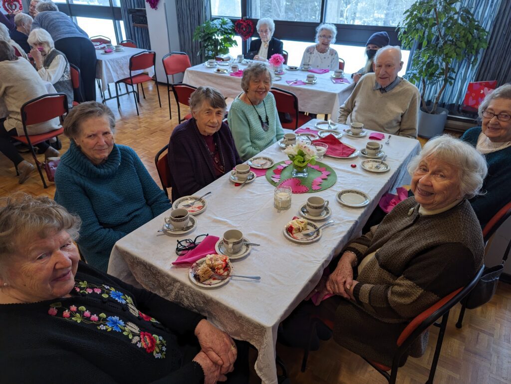 Rõõmsameelne laudkond lõbusal pärastlõunal Eesti Kodus.