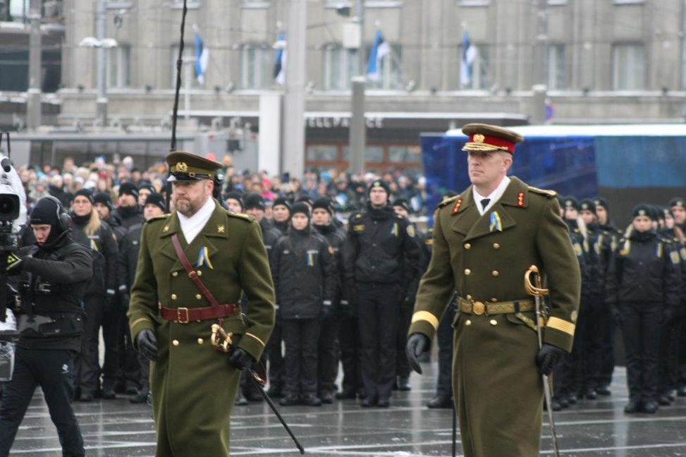 General Martin Herem (right), Commander of the Estonian Defence Force, at military parade on February 24th, in Tallinn (photo: Major Ülo Isberg)