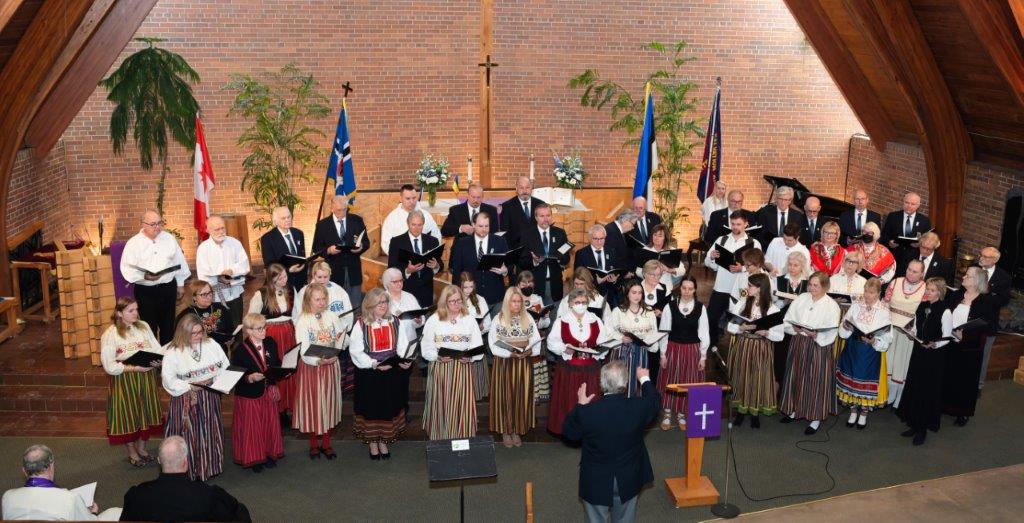 Toronto Peetri kirikus 26. veebruaril toimunud tänujumalateenistusel esinesid ühendkooris Toronto Eesti
Meeskoori, Estonia koori ja T.E.A.S. Ööbik liikmed. (foto: Peeter Põldre)