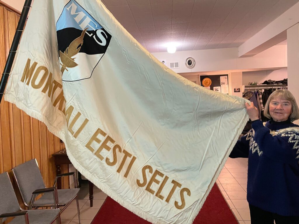 Grete Mugu lillekimbuga (foto: Hille Viires)