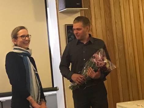 Montreali Eesti Seltsi lippu esitleb kauaaegne aktiivne MES liige Hille Viires (foto: Tiiu Põldma)