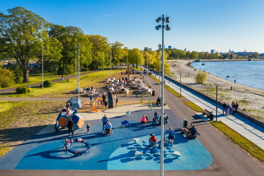 This is the Reidi Road promenade, one of the recent projects to open Tallinn up to the sea and give Tallinners access to enjoy the sea. (Photo: Kaupo Kalda)