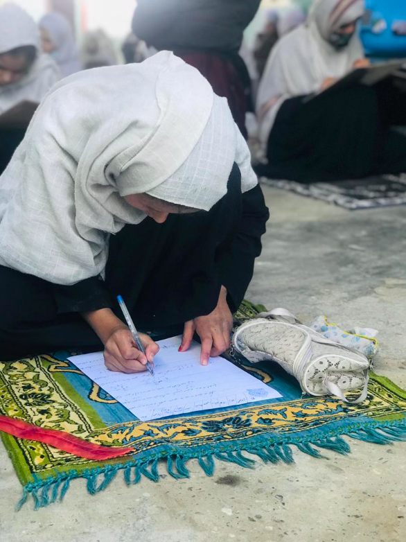 In Fatima Zahra primary school girls are studying their mother tongue Dari, English, Social Sciences, calligraphy, drawing, Quran, mathematics, and sports (photo: NGO Mondo)