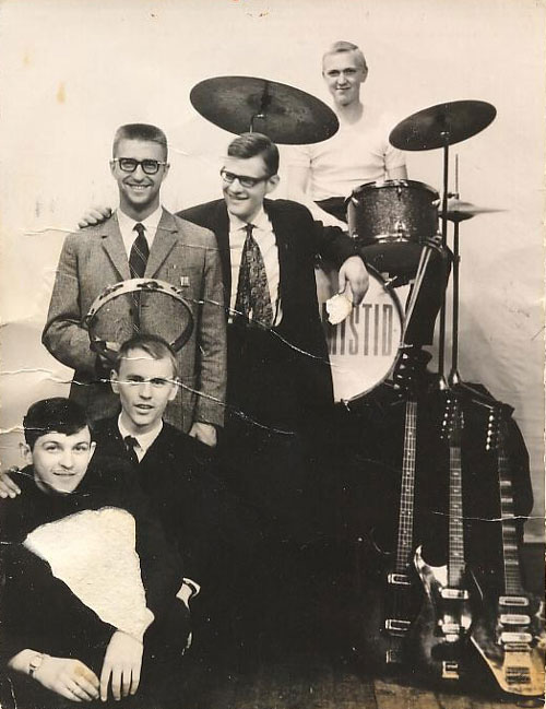 Optimistid. Keskel seisavad Pete Anderson ja Heigo Mirka. Allikas: http://www.pitsandersons.lv/lat/biography/60s
