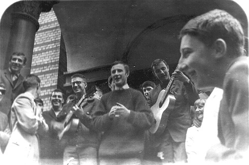 Melody Makers kontsert-demonstratsioon Riia ,,Planetaariumi“ treppidel, mis toimus ärajäetud kontserdi asemel. Riia, 1965.a. Keskel kitarriga (vasakul) Pete Anderson. Allikas: http://www.pitsandersons.lv/lat/biography/60s