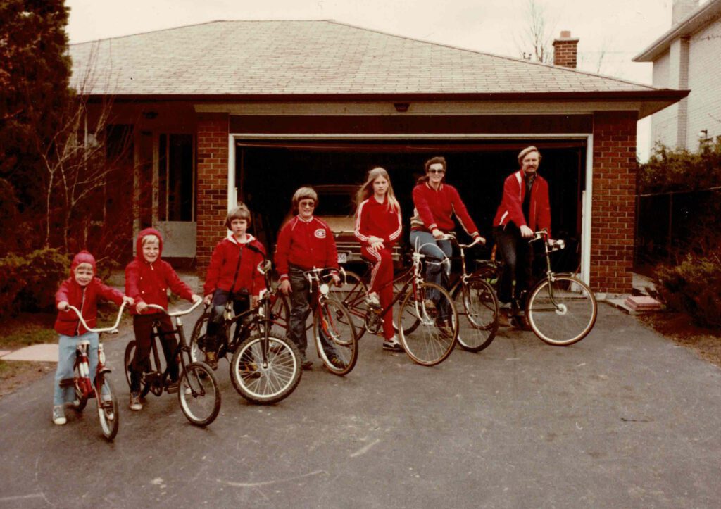 Krista, Taavo, Toomas, Peeter, Sarina, Mare ja Hans 1980-ndate alguses kodumaja ees Torontos. (foto perekonnaarhiivist)