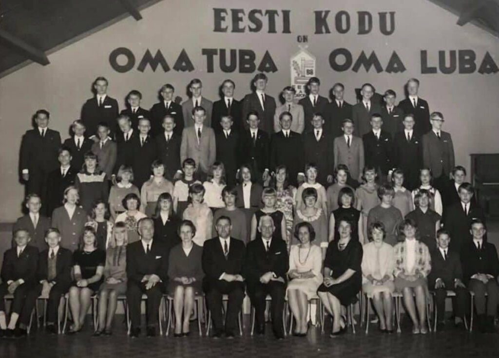 Eesti kooli lõpupilt. 66 lõpetajat, 9. mai 1966 (suurim koolide ajaloos). Toomas ülevalt teises reas kuues poiss paremalt. Täiskasvanud eesreas — Ludvig Luide, Virve Gering, Hans Lupp, Oskar Paas, Leida Marley (kooli asjaajaja), Endla Komi (õpetas Keele Street Public School’is ehk eesti keeles ,,Kiili koolis“).