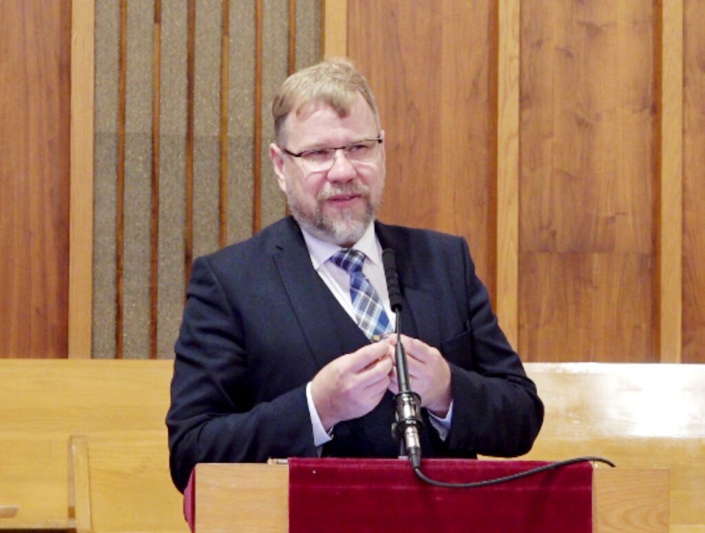 Pastor Timo Lige.