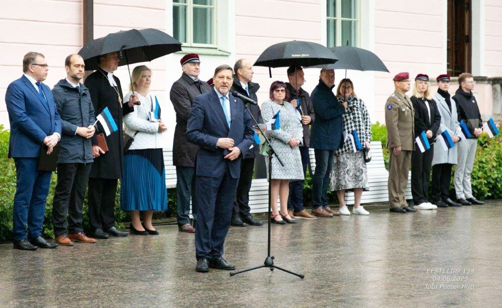 Eesti Lipu Seltsi esimees Jüri Trei kõnelemas lipupäeva tseremoonial Toompeal Kuberneri aias. Foto: Peeter Hütt, Tippfoto