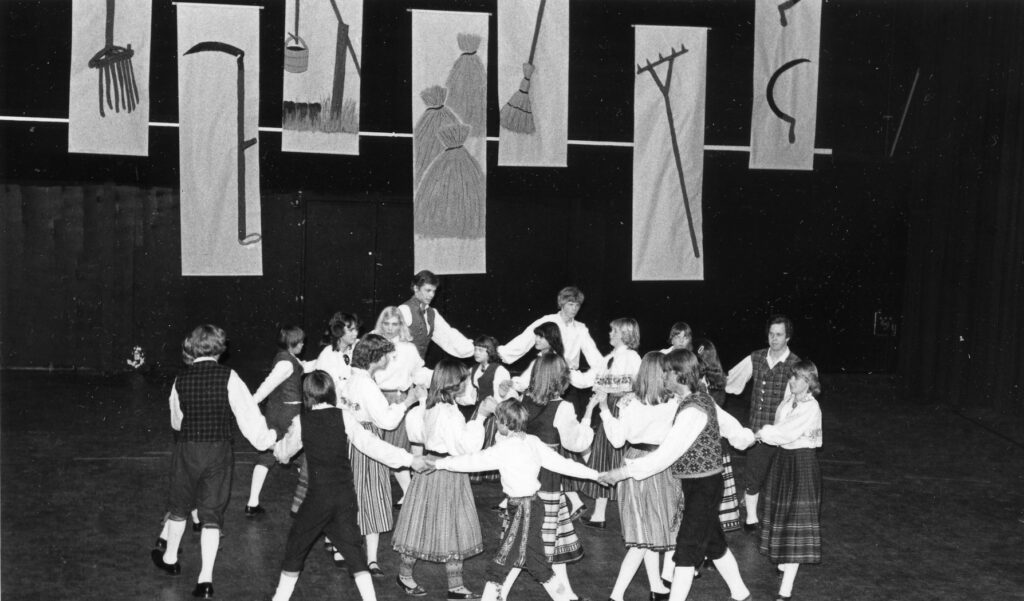 Kungla Noorterühm tantsimas ettendus "Rehetondid".
Fotograaf: Oja, Hannes
Kuupäev: 3. aprill, 1977