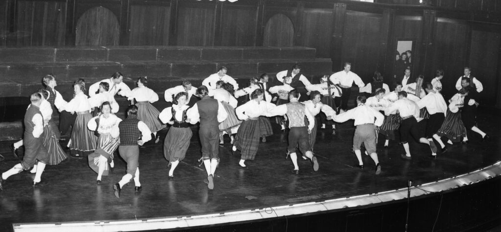 Rahvatantsijad Toronto Massey Hallis
Fotograaf: Säägi, Johannes
Kuupäev: 1965?