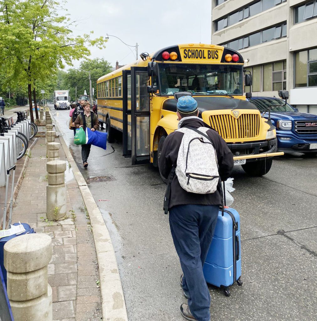 Rotalia liikmed minemas Tartu College’ist kollase koolibussi peale, et alustada teekonda Jõekäärule.