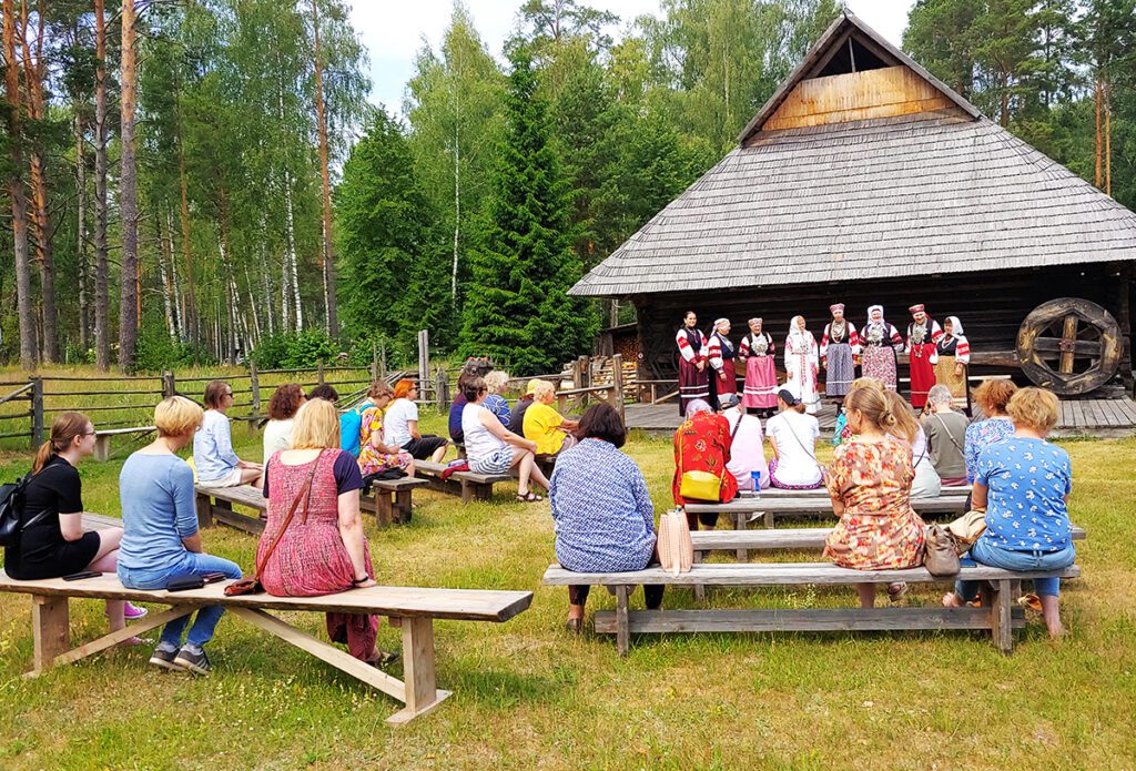 Seto talumuuseumis seto leelokoori kuulamas. Foto: Piret Noorhani