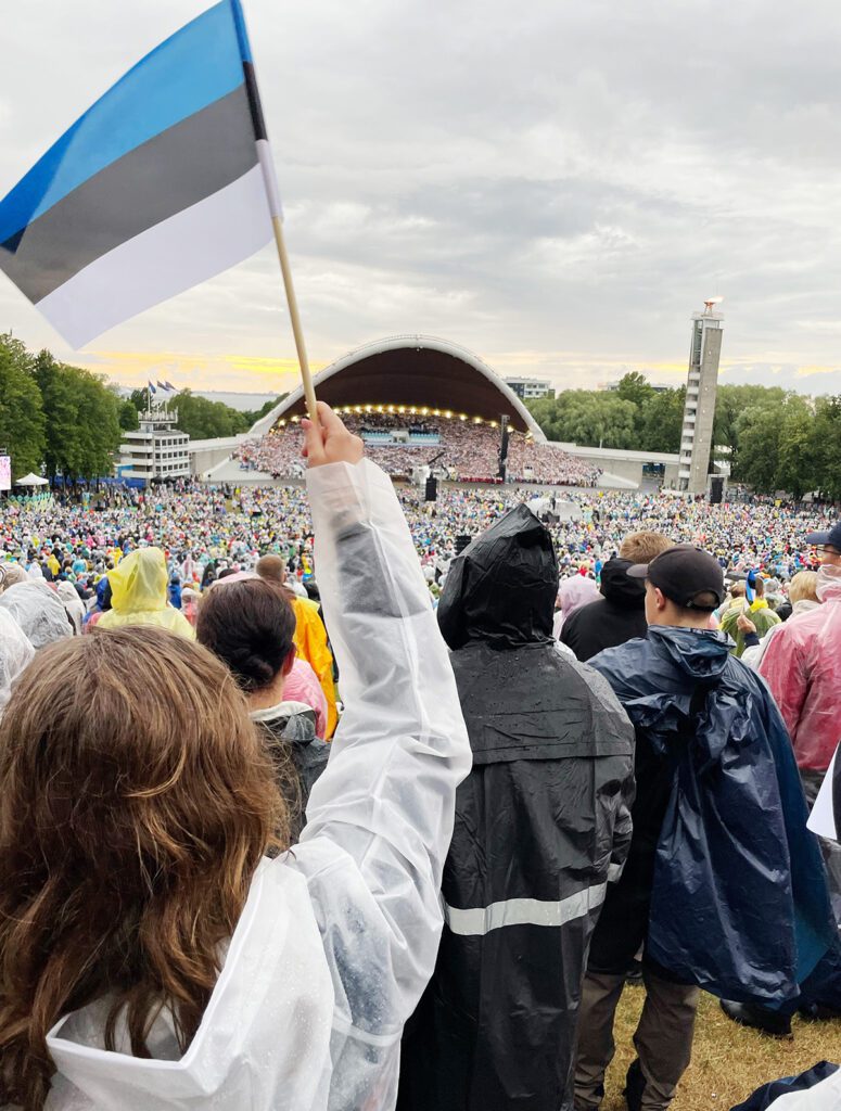 Lehvitan lippu ja laulan kaasa laulupeol