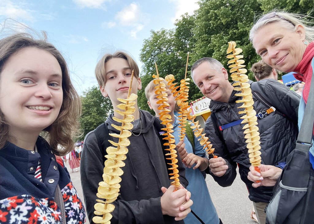 Pärast tantsupidu maiustasime krõbedate kartulispiraalidega - ei saa olla parem snack. Yum!! (Vasakult: Lillian, Martin, Mattias (kartuli taga), isa Hal, ema Monika) 