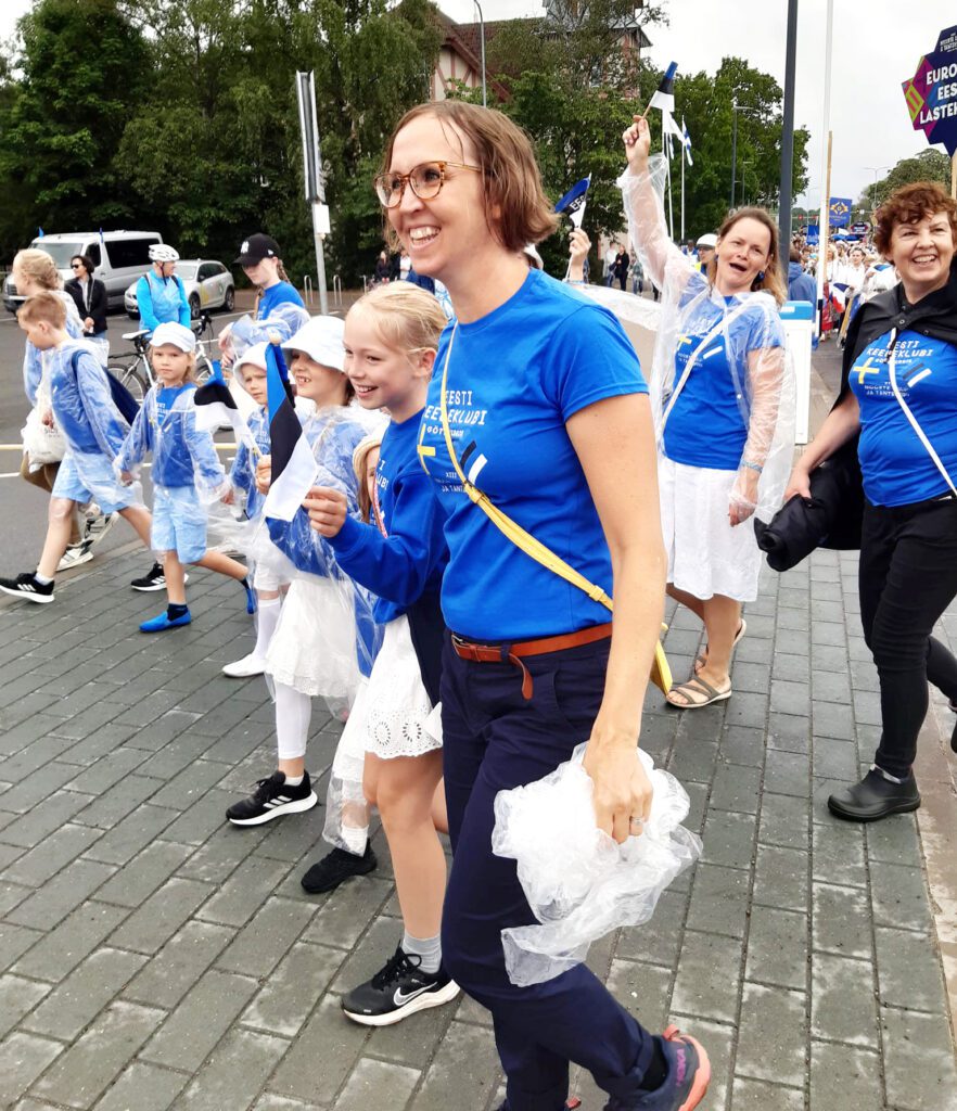 Göteborgi Eesti keeleklubi mudilaskoor õpetajate ja saatjatega rongkäigus teel lauluväljakule. Foto: Evi Lepik