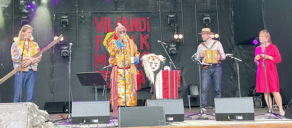 Tiibeti laulja Loten Namling esines koos Eesti muusikutega. Foto: Lea Kreinin