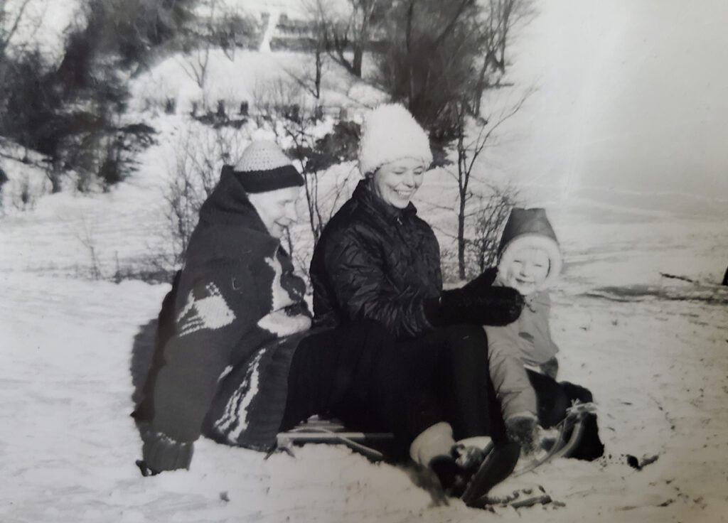 Eha lapsena, koos vanematega.