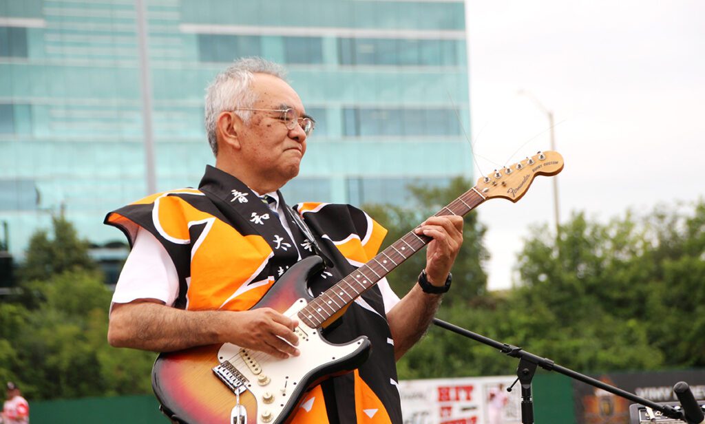 Ottawa JAPAN NIGHT tähtsaks momendiks oli enne pesapallimängu sissejuhatav kontsert Ottawa Stadiumil, kui Jaapani suursaadiku Kanji YAMANOUCHI’s bänd J-Titans esines koos Jaapani trummidegrupi Oto-Wa Taiko muusikutega, esitades Deep Purple’i ,,Smoke on the Water“. Foto: ©Ülle Baum