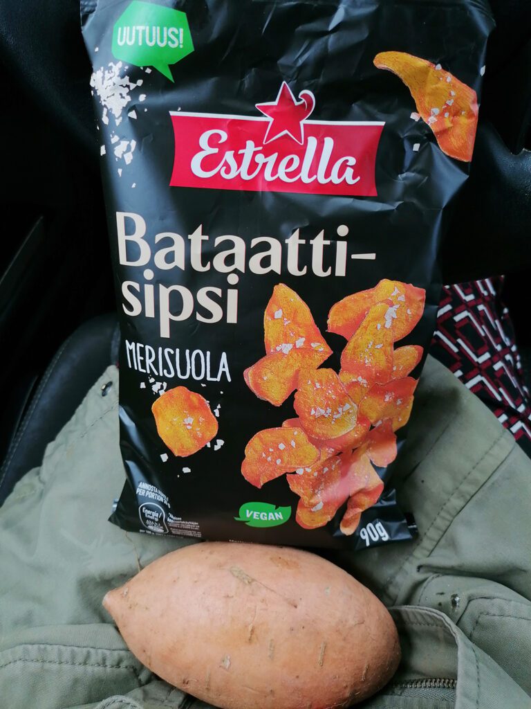 See foto on Eestis, Raplas tehtud, aga paki peal on puhta soome keel! Ostetud on see kauplusest nimega Prisma, mis on soome toidu/poodide kett. Mis meil on BATAAT, on neil bataatti ja mis teil on chips, neil on sipsi. Eesti keeles oleks nende nimi bataadiKRÕPSUD. Krõpsud krõbisevad peos ja suus. Soomlased on neile lisanud meri/suola; see on siis mere/sool. Paki ees on päris ehtne (genuine), aus MUGUL/köögi/vili bataat ehk maguskartul, mis ära keedeti ja lõikus/tänu/püha lauas hapu/koorega pintslisse pandi (ära söödi).