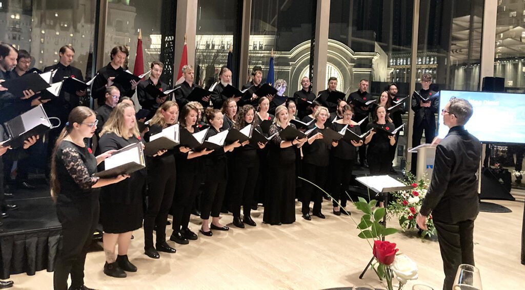 Üks tunnustatumaid Kanada pealinna kammerkoore, Capital Chamber Choir esines kunstilise juhiJamie Lobacki juhatusel kontserdiga Läti koorimuusikast Läti Suursaatkonna poolt korraldatud vastuvõtul 6. novembril Ottawas National Arts Centre’i O’Born auditooriumis, tähistamaks Läti Vabariigi iseseisvuse 105. aastapäeva. Foto: ©Ülle Baum