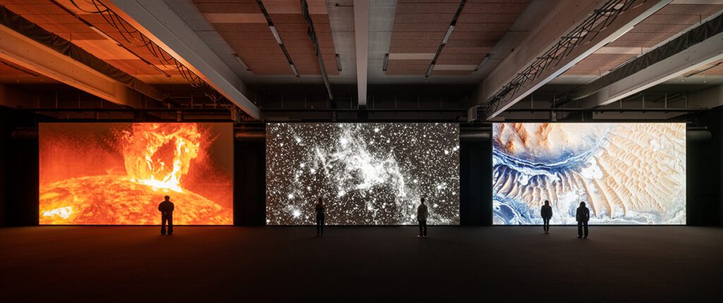 Maailmakuulsa heli- ja visuaalkunstniku Ryoji Ikeda installatsioon pälvis Kopenhaagenis suurt rahvusvahelist tähelepanu. Järgmine aasta toob kunstnik ruumiinstallatsiooni Eesti Rahva Muuseumi. Foto: David Stjernholm