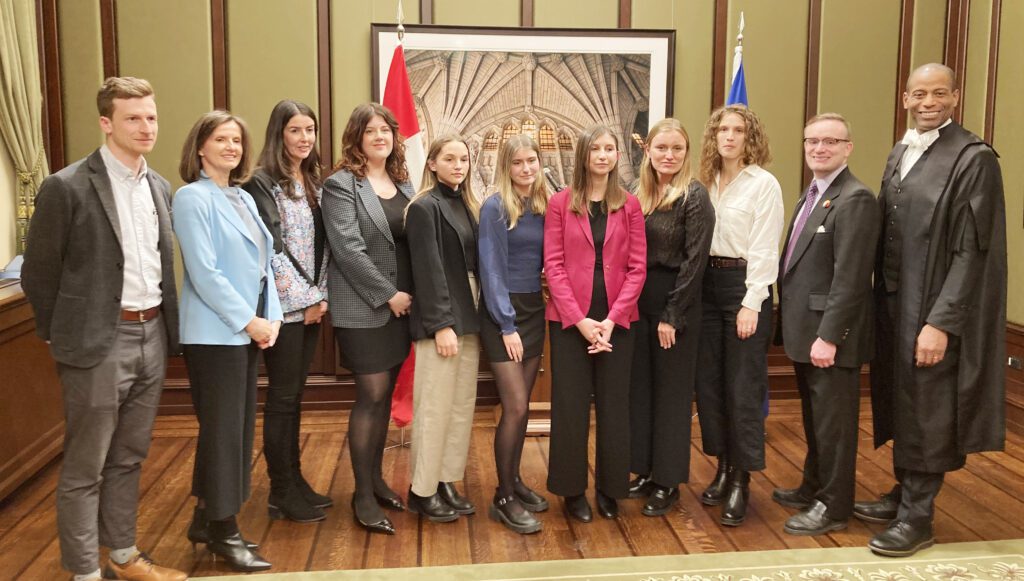 Kanada parlamendi alamkoja spiiker Greg Fergus ja Euroopa Liidu suursaadik Kanadas Dr. Melita Gabrič korraldasid 21. novembril Ottawas Parlamendimäel EU-Canada Young Journalist Fellows konkursi võitjate autasustamistseremoonia ja piduliku vastuvõtu. Fotol: Euroopa Liidu suursaadik Kanadas Dr. Melita Gabrič (vas. teine), Kanada parlamendi alamkoja spiiker Greg Fergus (par. esimene) ja Brent Jolly, Canadian Association of Journalists (CAJ) president ja National NewsMedia Council of Canada tegevdirektor (par. teine) koos autasu saanud noorte ajakirjanikega. Foto:© Ülle Baum