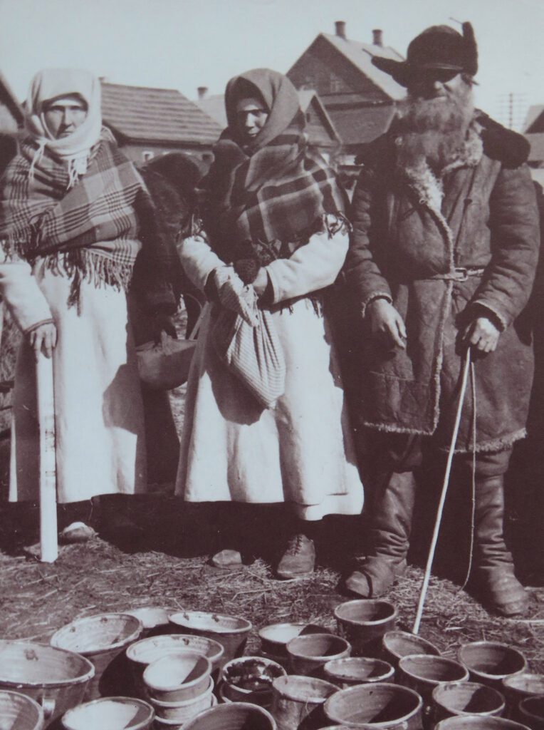 Setod Petseri laadal, 1938 ehk ,,potisetod“ savinõusid müümas potilaadal. Foto: Seto Käsituu Kogo 2023. a. seinakalendri detsembri pilt 