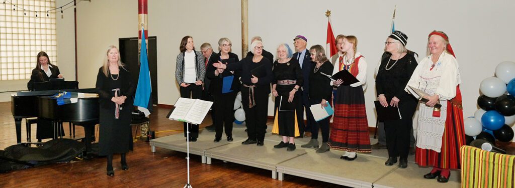 Hamiltoni Eesti Seltsi Segakoor Heidi Schumacheri taktikepi all, klaveril Kara-Lis Coverdale.