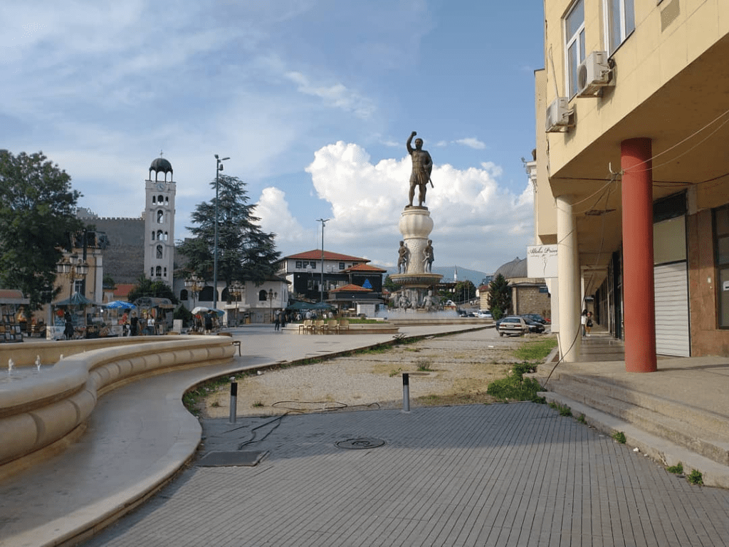Skopje kontrastid - taustal hiiglaslik Aleksander Suure kuju ja esiplaanil mõnusalt lagunev tänav
