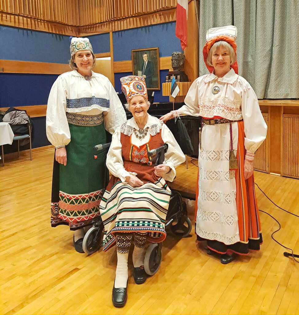 Eesti kauneid rahvarõivaid esitlesid Linda Norheim-Brookes (Kuusalu), Tamara Norheim-Lehela (Mustjala) ja Talvi Maimets (Pühalepa). Foto erakogust