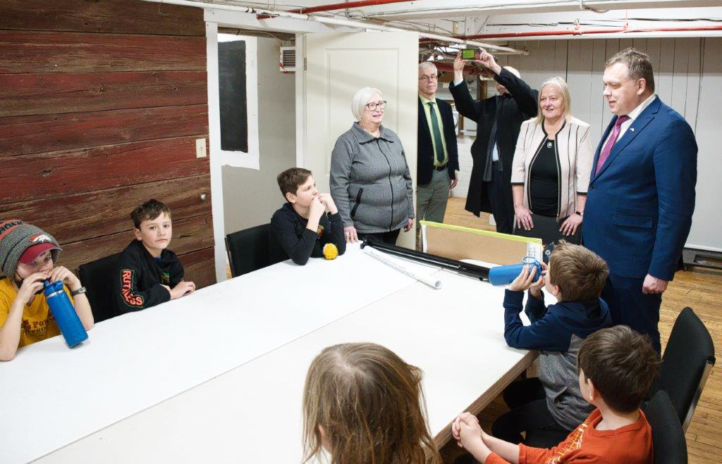 Külaskäik Hamiltoni Eesti kooli. Paremal Lauri Hussar, temast vasakul kooli juhataja Lia Hess, Margus Rava ja õpetaja Merike Koger. Foto: Peeter Põldre