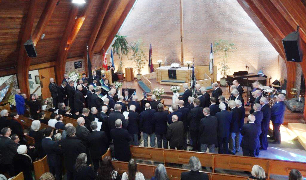 Lipud lahkusid kirikust. Pastor teatas, et kõik on palutud mälestusteenistust jätkama peielauas Läti Keskuses. Kirik tühjenes helisalvestuse saatel, milleks oli Joni Mitchelli ,,Both Sides Now“.