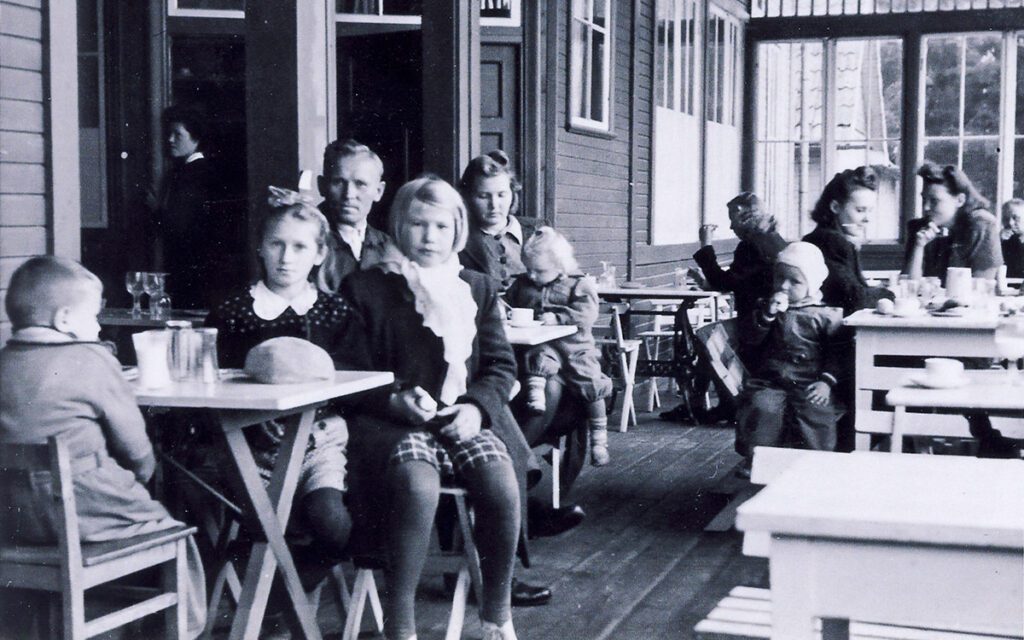 Rootsi põgenikelaagri söögisaal 1944. a augusti lõpus või septembri alguses. Juta Kõvamees juukselehviga.