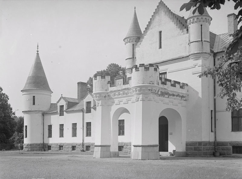 Photo of Alatskivi Castle taken in the 1930s by Carl Sarap.