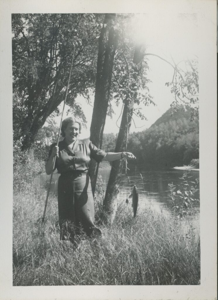 1953. a ringreis Pantidega ja Luhtidega Ontarios ja Quebeckis. Proua Luhtil läks Quebeckis kalapüügiga hästi.