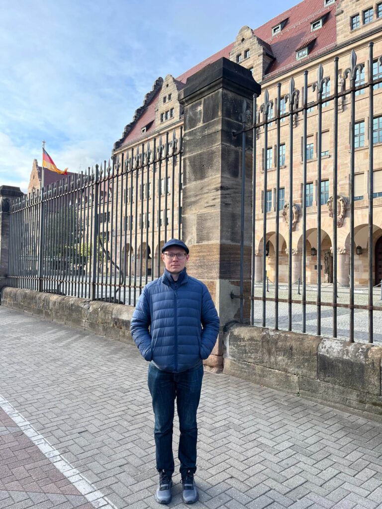 Autor Nürnbergi kohtumaja ees, mis on tänapäevani aktiivses kasutuses