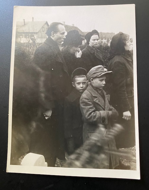 Ida-Pauline Parmingu matused Kemptenis Saksamaal, 1948. Tönu ja Priit ees, Bernhard ja Salme taga. (Foto erakogust - Kaja Parming-Weeks)
