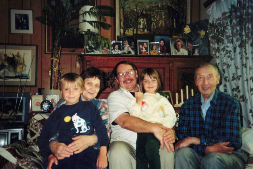 Külaskäik New Milfordi majas. Veiko, Salme, Tönu, Talvi, Bernhard. (Foto erakogust - Asta Lokk-Parming)