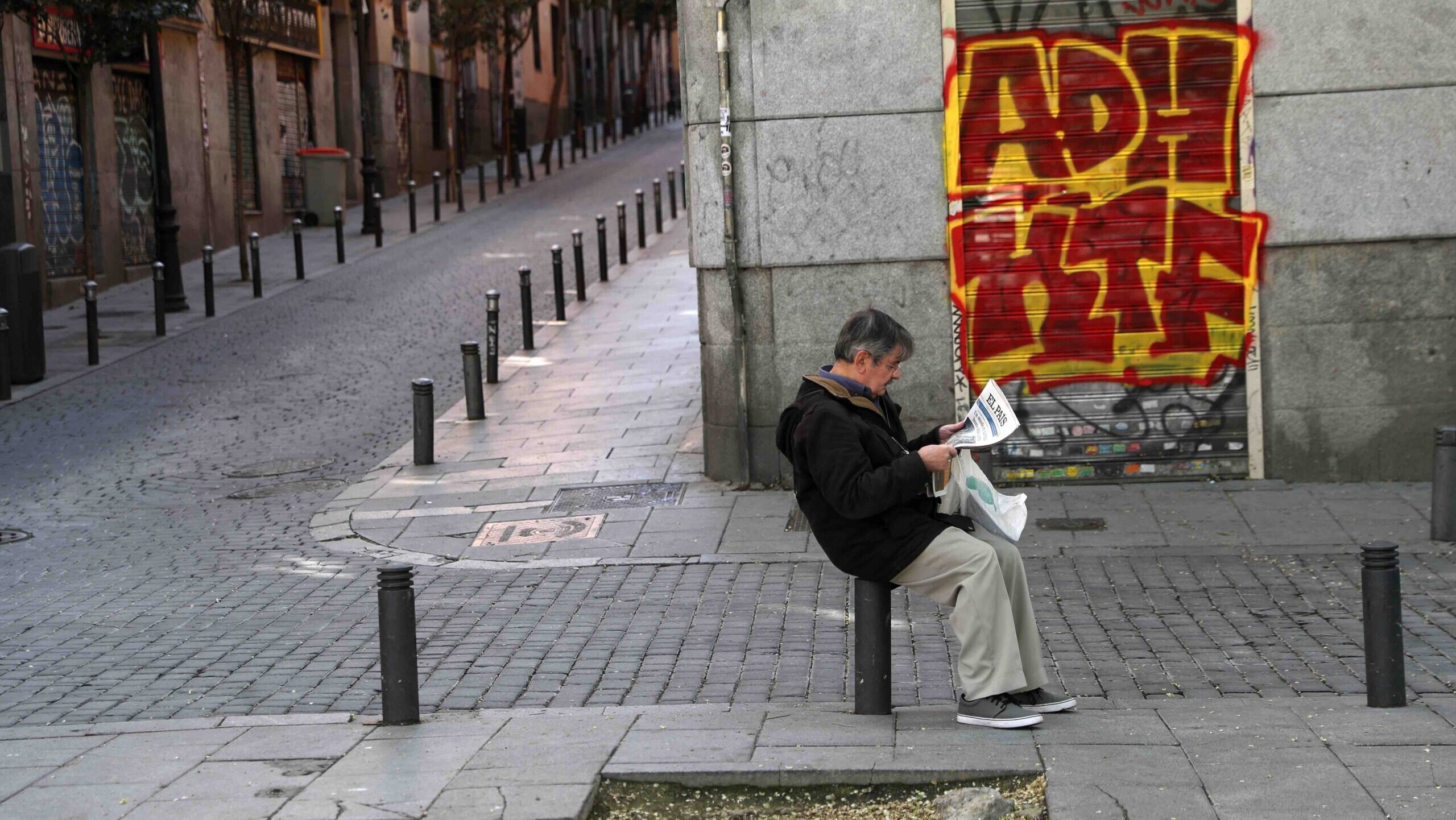 Man reading a newspaper during the coronavirus outbreak in Madrid, source: REUTERS/Susana Vera.