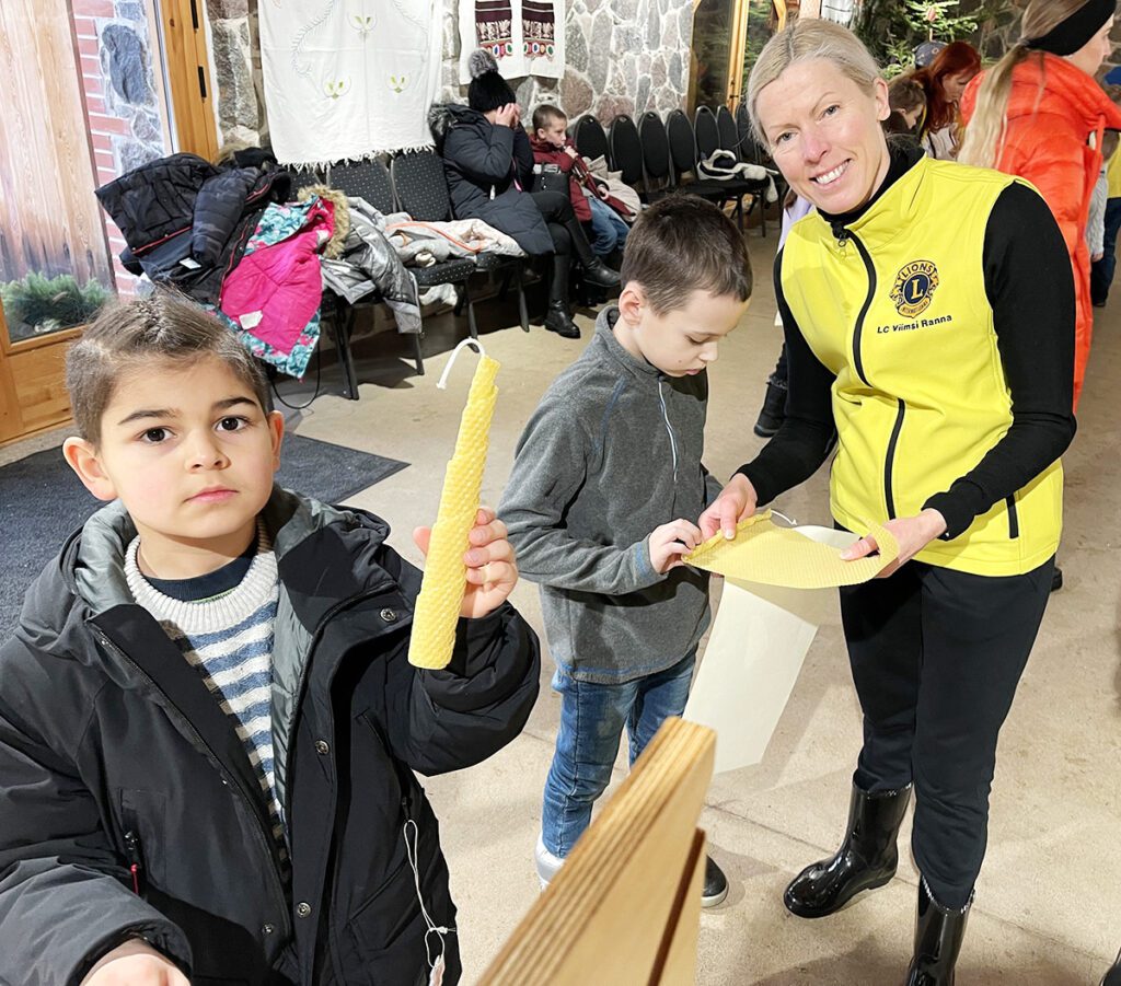 Ukraina lastele õpetamas Eesti jõulukombeid 2023.a. jaanuaris. Krista on kollase Lions Club ehk lõviklubi vestiga. Fotod Krista Mulenoki erakogust