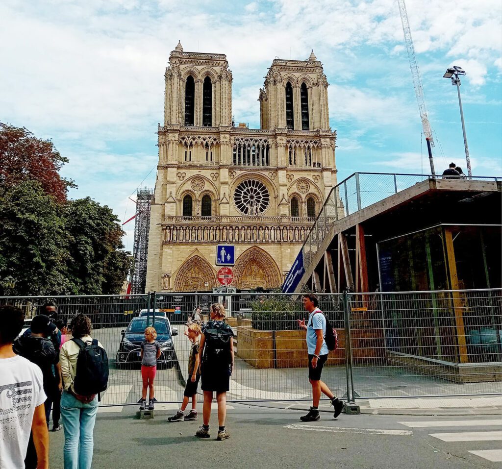 Notre Dame ebatavaliselt tühi ümbrus. Foto: Ene Rämmeld